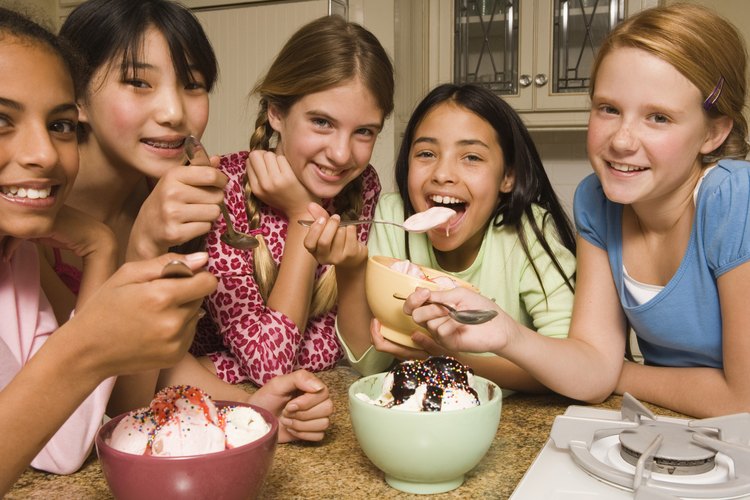 Deja que las invitadas decoren helados con chocolate y dulces.