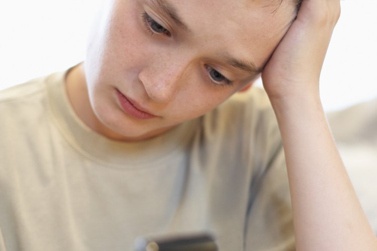 Los niños y adolescentes que quieren hablar con alguien en confianza sobre el acoso pueden llamar a una línea de ayuda gratuita.