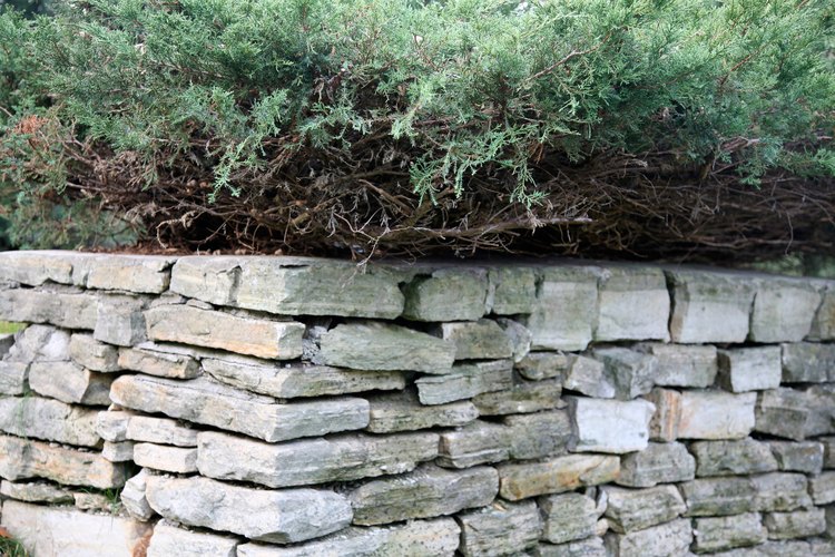 Un muro de contención de piedra requiere un apilado cuidadoso.