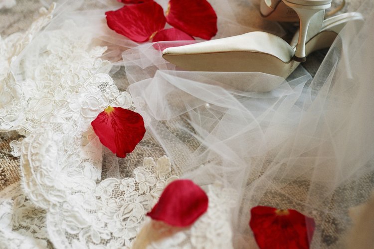 Los pequeños detalles como el encaje y adornos te ayudarán a crear un vestido de novia único.