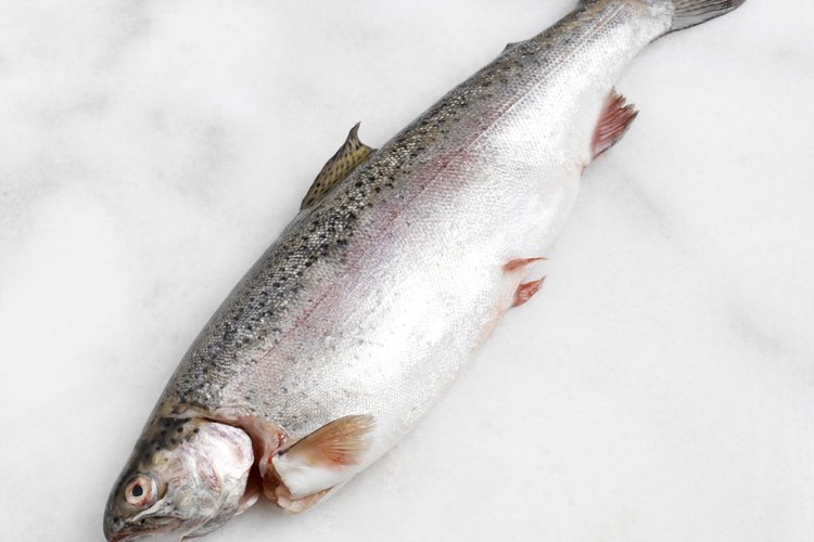 Deshuesar un pescado es sencillo con los utensilios adecuados.