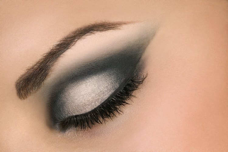 El secreto para que la sombra de ojos dure todo el día está en la forma de aplicarla.