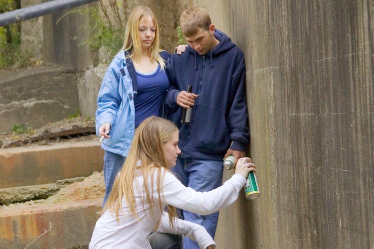 Los actos de vandalismo de los adolescentes son una mala influencia para los niños pequeños.