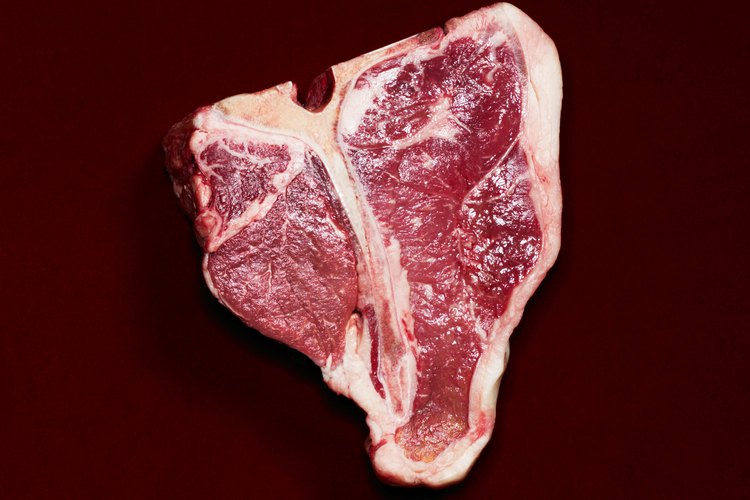 Marinar filetes por varias horas antes de cocinarlos puede resultar en una pieza de carne más tierna.