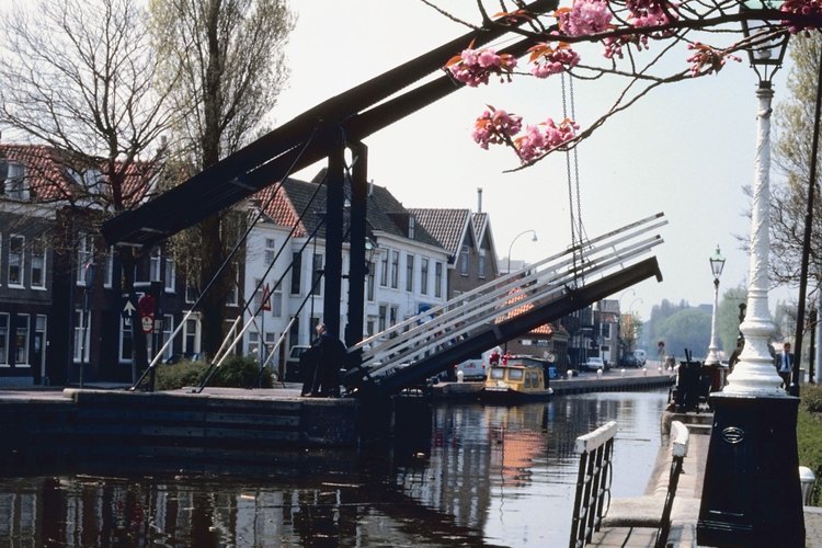 La versión moderna del puente gira verticalmente para que los barcos pasen a través.