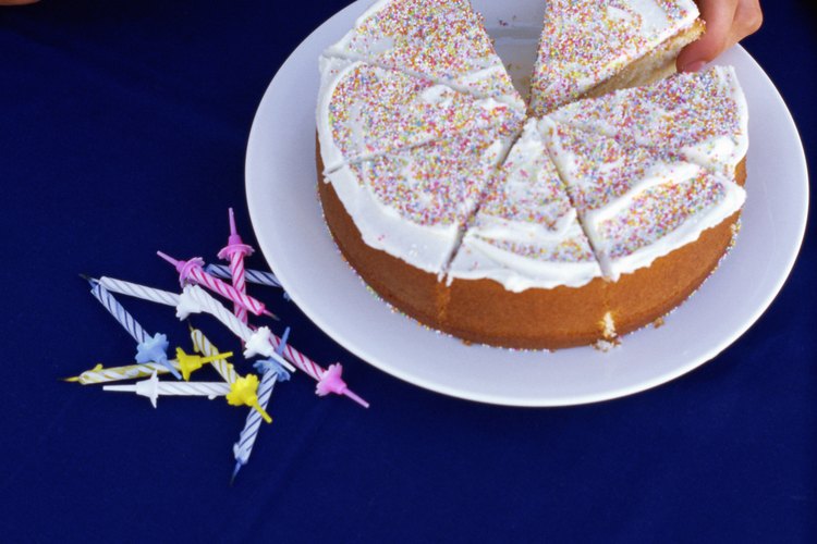 Una torta blanca básica requiere pocos ingredientes: