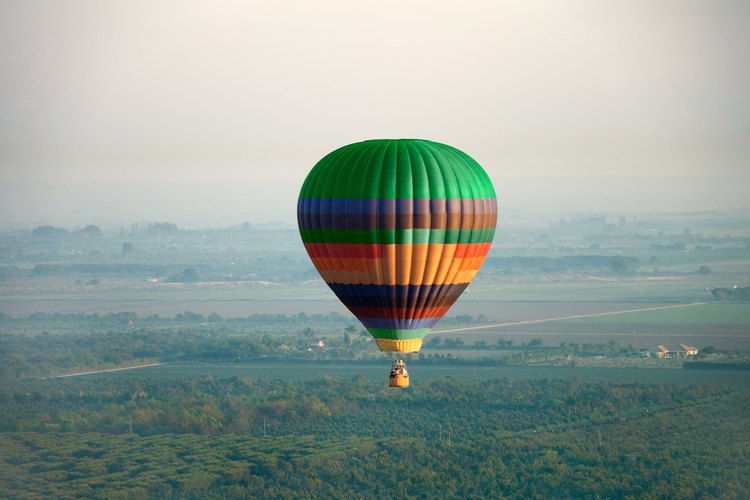 Alquila un globo de aire caliente por el día para llevarlos en un paseo romántico por el cielo.