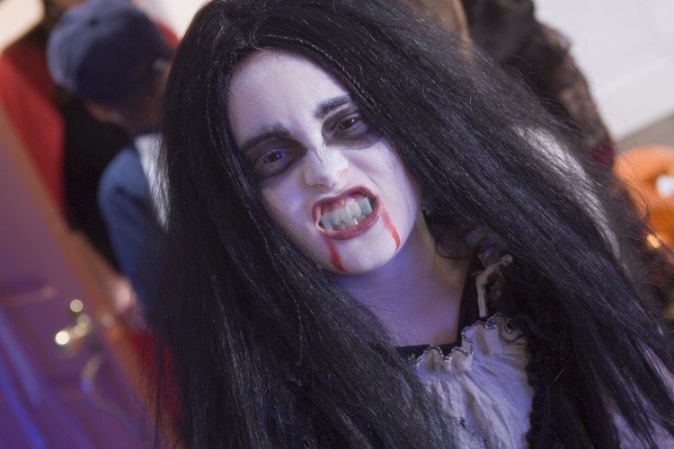 Utiliza un aspecto clásico con un toque moderno para crear un disfraz de Halloween memorable para la adolescente.