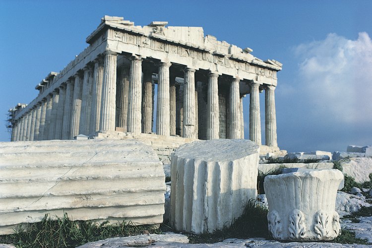 El Partenón es una mezcla de la arquitectura dórica y jónica. Las gruesas columnas dóricas no tienen base ni volutas en la corona, pero son alautadas como las jónicas.