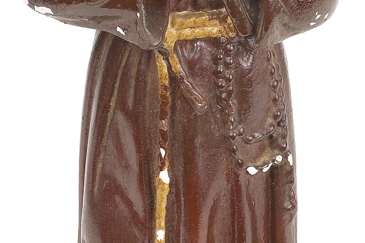 Los frailes pueden ser identificados por el hábito marrón tradicional como el que se ve en esta figura.