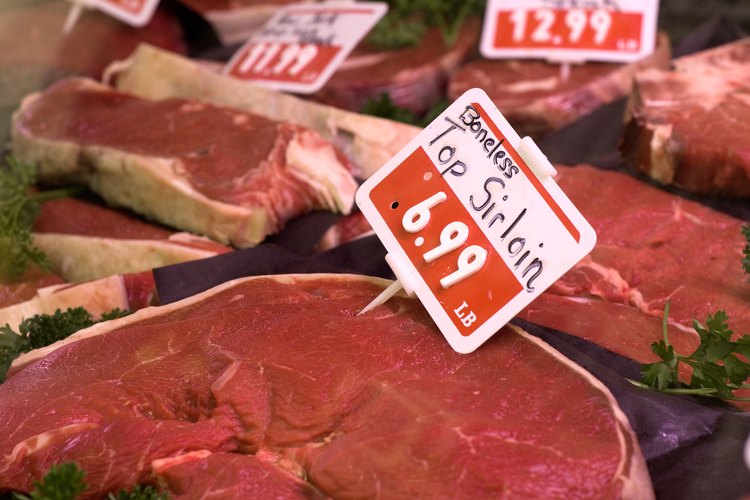 Los condimentos agregan sabor a las carnes.