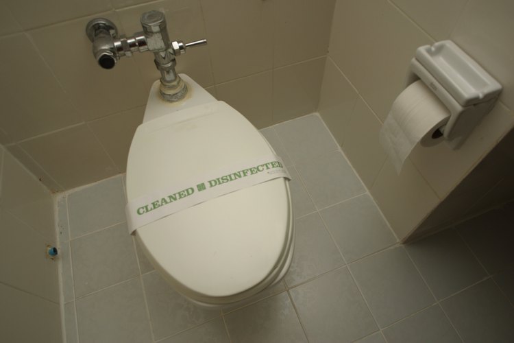 Mantener los inodoros sin obstrucciones no es un trabajo para un limpiador de drenaje líquido.