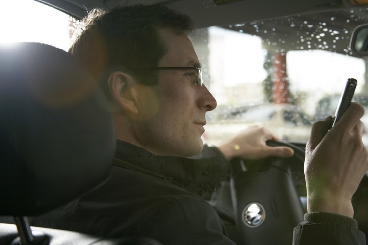 De acuerdo con el Insurance Institute for Highway Safety, enviar mensajes de texto mientras conduces es ilegal en 39 estados (incluyendo el Distrito de Columbia), pero no cuentes con la ley para que evite que tu hijo adolescente envié mensajes de texto mientras conduce.