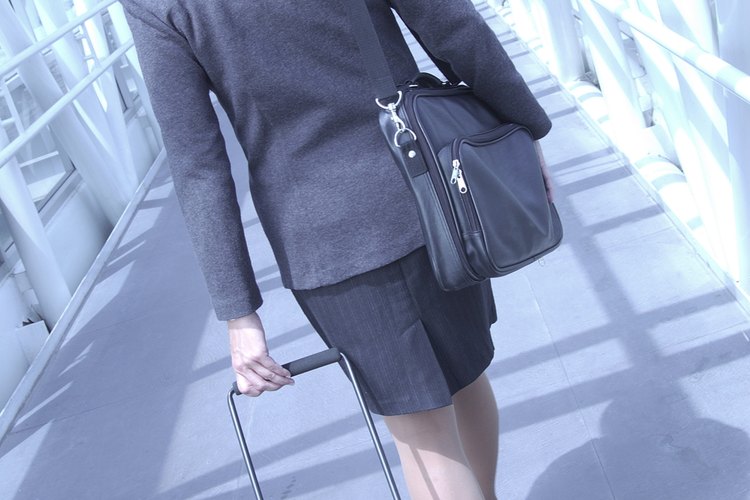 Las asistentes de vuelo bilingües ganan un salario por hora más alto que las que no lo son.