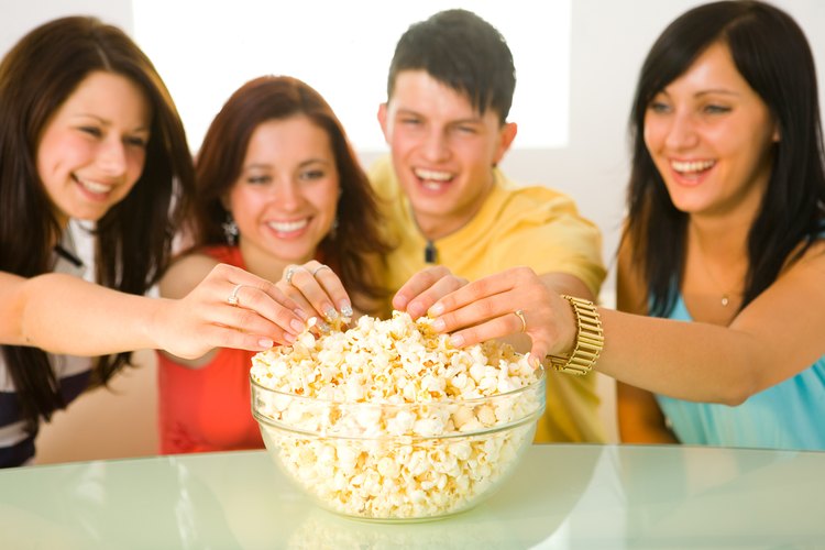 Haz que las palomitas de aire caliente sepan mejor con algunos saborizantes.