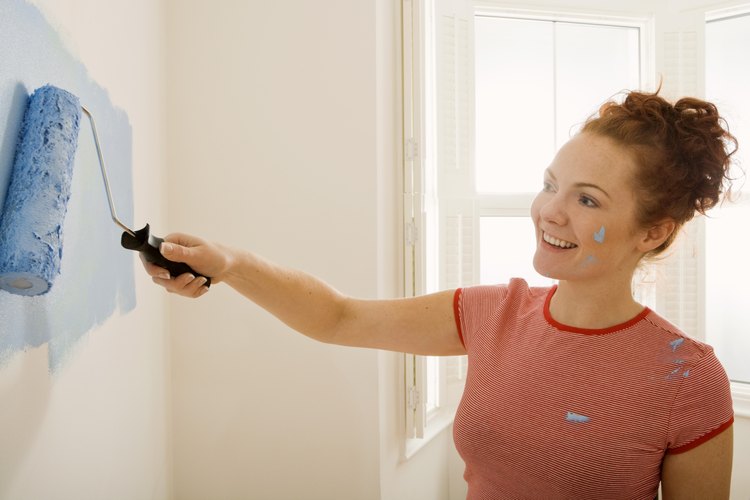 Pinta tu muro de cartón con un color sólido o agregale imágenes decorativas.
