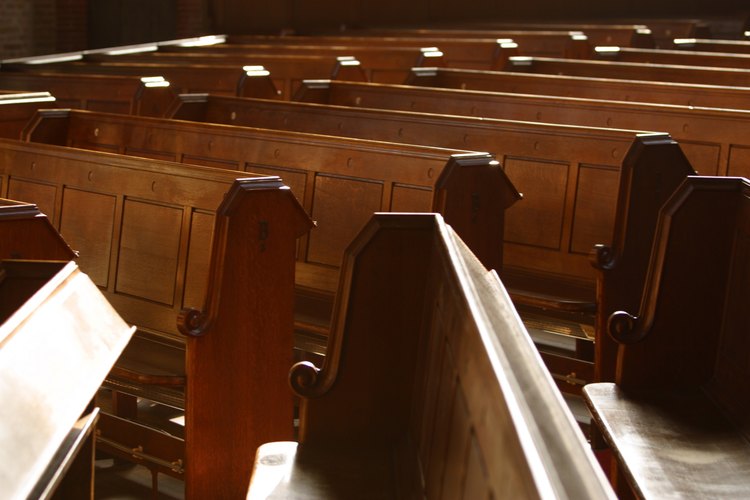 Los bancos dan asiento a la congregación de una iglesia.