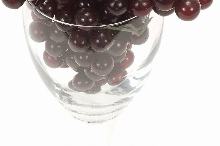El refractómetro mide el azúcar en el jugo de uvas.
