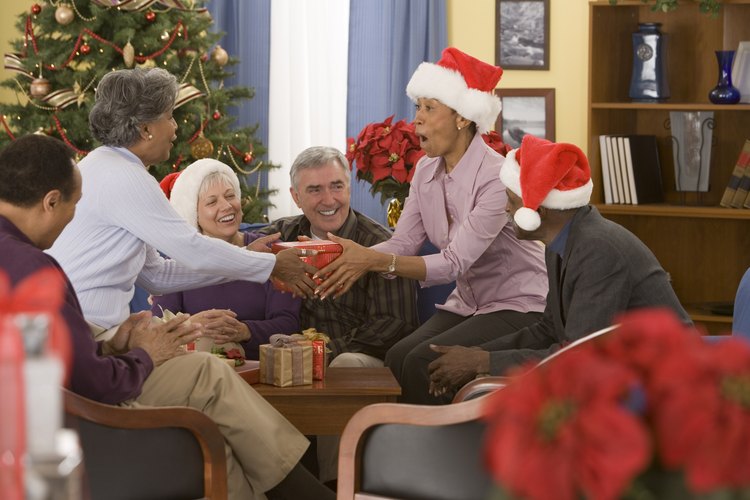 Invita a tus amigos para una reunión de intercambio de regalos.
