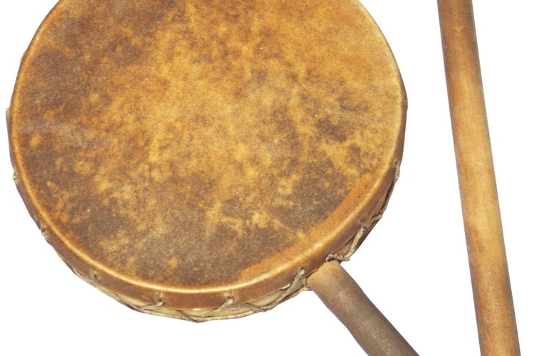 Un tambor de piel y un palo percutor son ejemplos de instrumentos aborígenes.