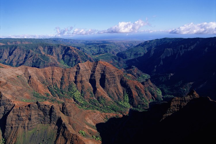Luego de acapmpar en el Cañon de Waimea, relájate junto a una fogata en el Camp Slogget de Kauai.