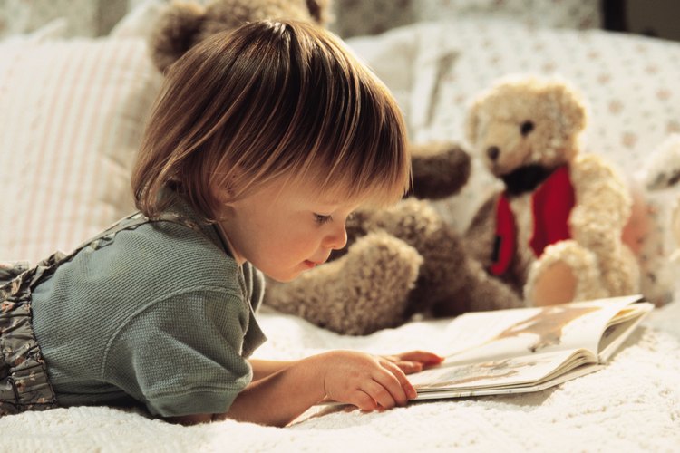 Los libros ayudan a tu hijo a su desarrollo. El CDC recomienda que le leas a tu hijo todos los días.