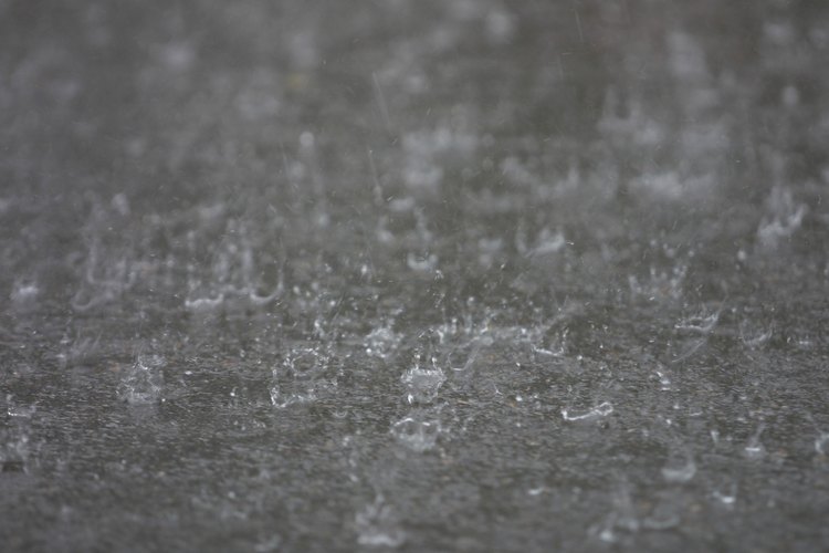 Es importante tener un buen sistema de drenaje de agua de lluvia en el hogar.