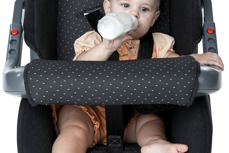 Comprueba si el asiento de tu hijo está aprobado para su uso en una aeronave.