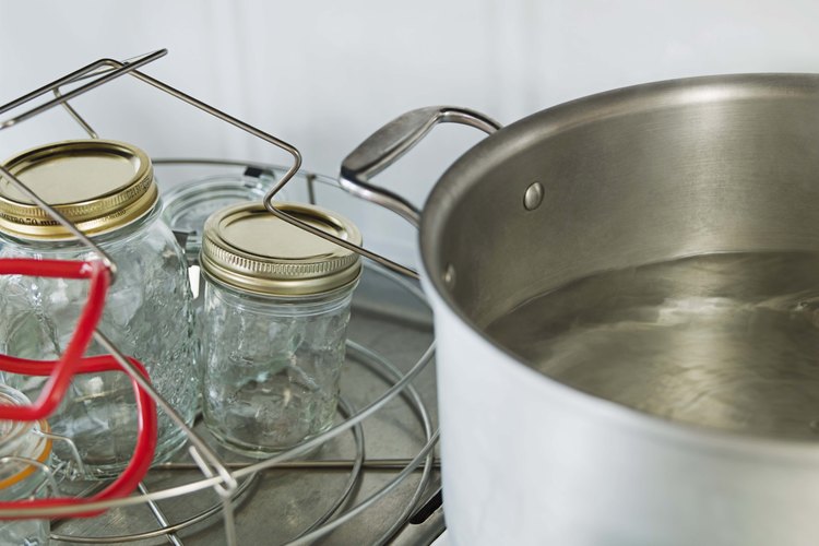 Debes usar una envasadora a presión para envasar alimentos con baja acidez.