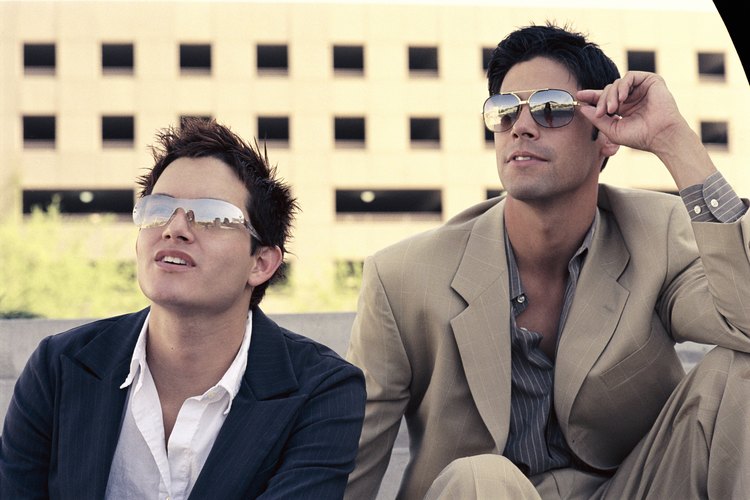 Existen muchos materiales que sirven para hacer trajes de verano para hombres.