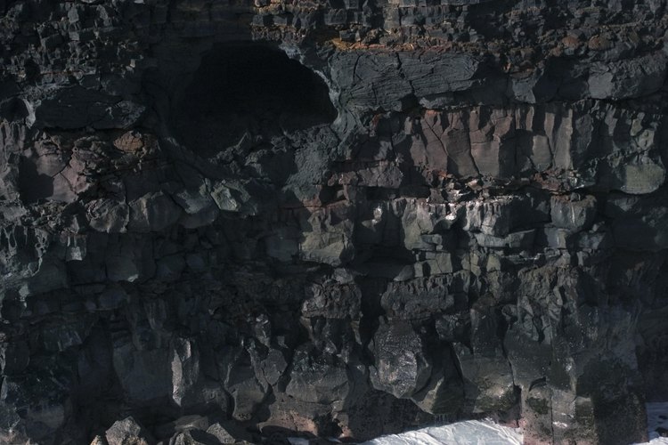 Una excursión al monumento Captain Cook te lleva a la base de una de las vistas más famosas de la isla de Hawaii: Kealakekua Bay con sus acantilados.