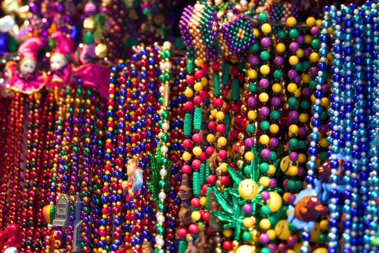 Haz un collar de muestra con cuentas en colores de Navidad.