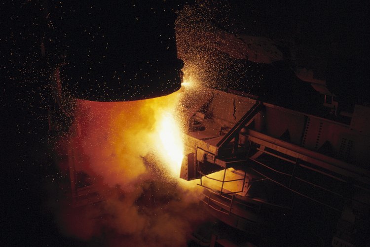 La creación del acero comienza con el mineral del hierro en un horno alto.