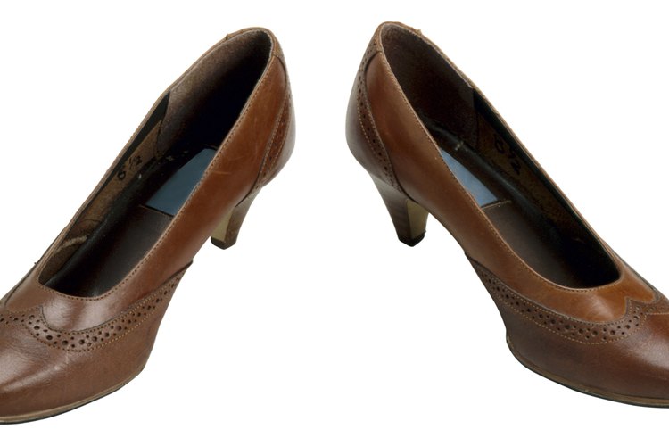 Usa zapatos marrones de taco alto para lograr una apariencia formal.
