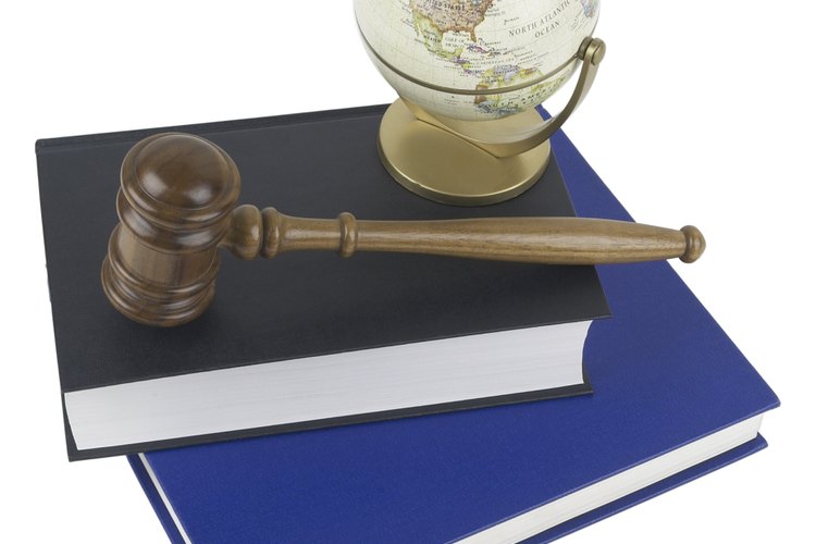 Los bufetes legales guardan copias de casos cerrados y cuestiones actuales.