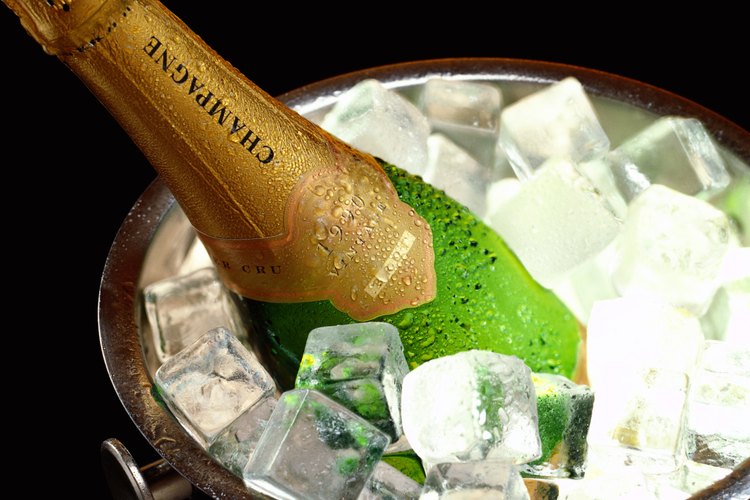 Puedes usar el congelador de tu hogar para enfriar rápidamente una botella de vino.