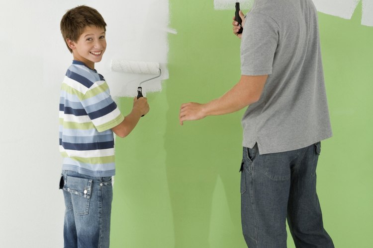 Sellar la pared antes de pintar ayuda a prevenir el agrietado y descamasión más tarde.