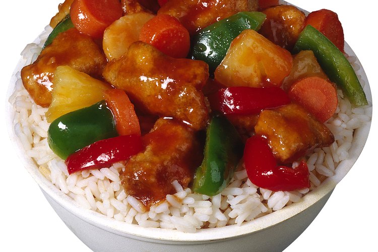 El pollo agridulce es delicioso sobre arroz.
