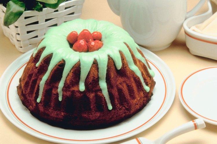 Decora los postres con salsas de color verdes para crear una imagen monstruosa.