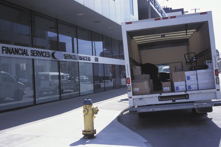 Si no puedes firmar por un paquete FedEx debido a que te encuetras en el trabajo, aún tienes opciones.