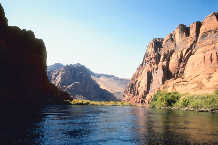 Practicar rafting en el Colorado River en el Grand Canyon le da a los viajeros una perspectiva única del cañón.