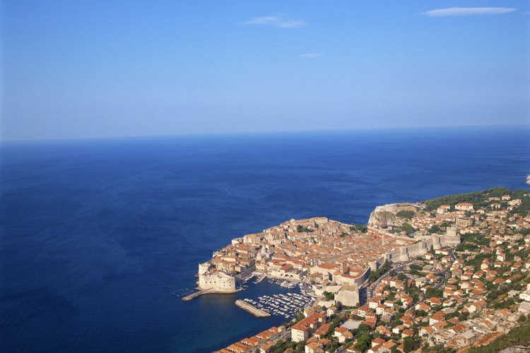 Los tejados rojos delinean la espectacular costa de Dubrovnik.