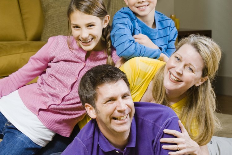 Crea una habitación en tu hogar en donde la familia pueda interactuar, realizar proyectos y divertirse en una sala de uso común.