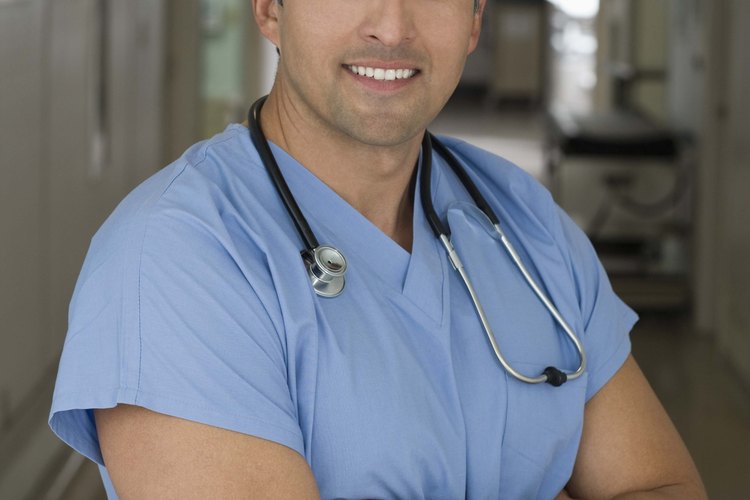 Los cirujanos suelen trabajar largas horas, mientras que los médicos de práctica privada no lo requieren.