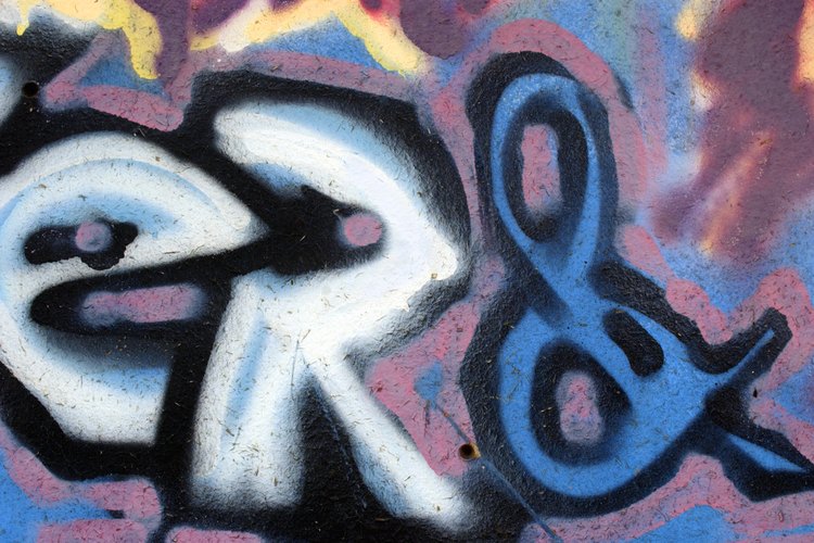 Los artistas de grafiti usan pintura en aerosol para dejar su marca de una manera muy visible.
