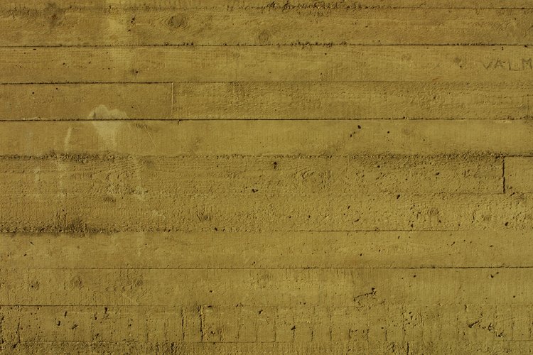 Antes de colocar la primera tabla de un techo de machihembrado debes poner una cama de adhesivo de panel de construcción.