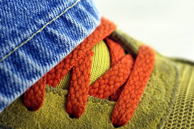 Usa dos cordones de colores distintos para darle estilo a tus zapatos.