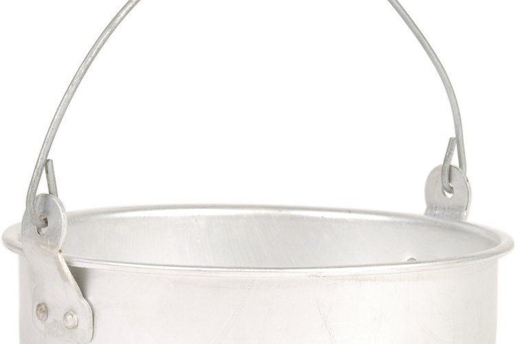 Los alimentos salados y los ácidos pueden reaccionar con el aluminio no revestido.