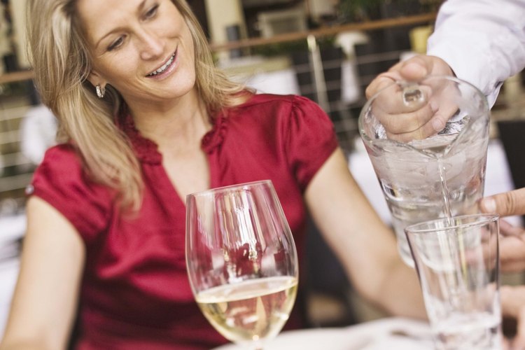 Contrarresta el efecto de deshidratación del alcohol bebiendo agua.