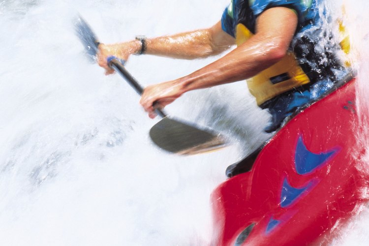 Los practicantes de kayak acuden a las aguas bravas en el Río Colorado, cerca de Kremmling.